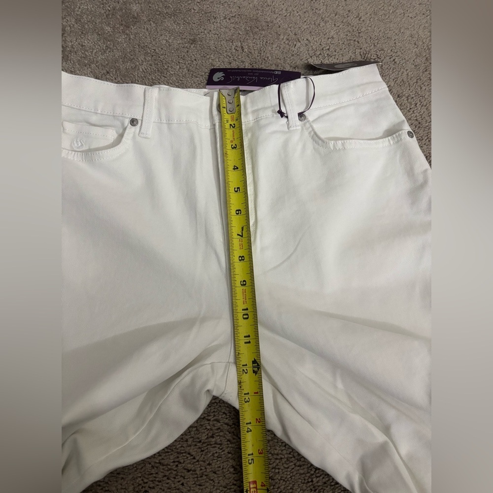 Gloria Vanderbilt Amanda
Heritage Fit Capri Classic Rise Crystal
White size 10 - Picture 9 of 16